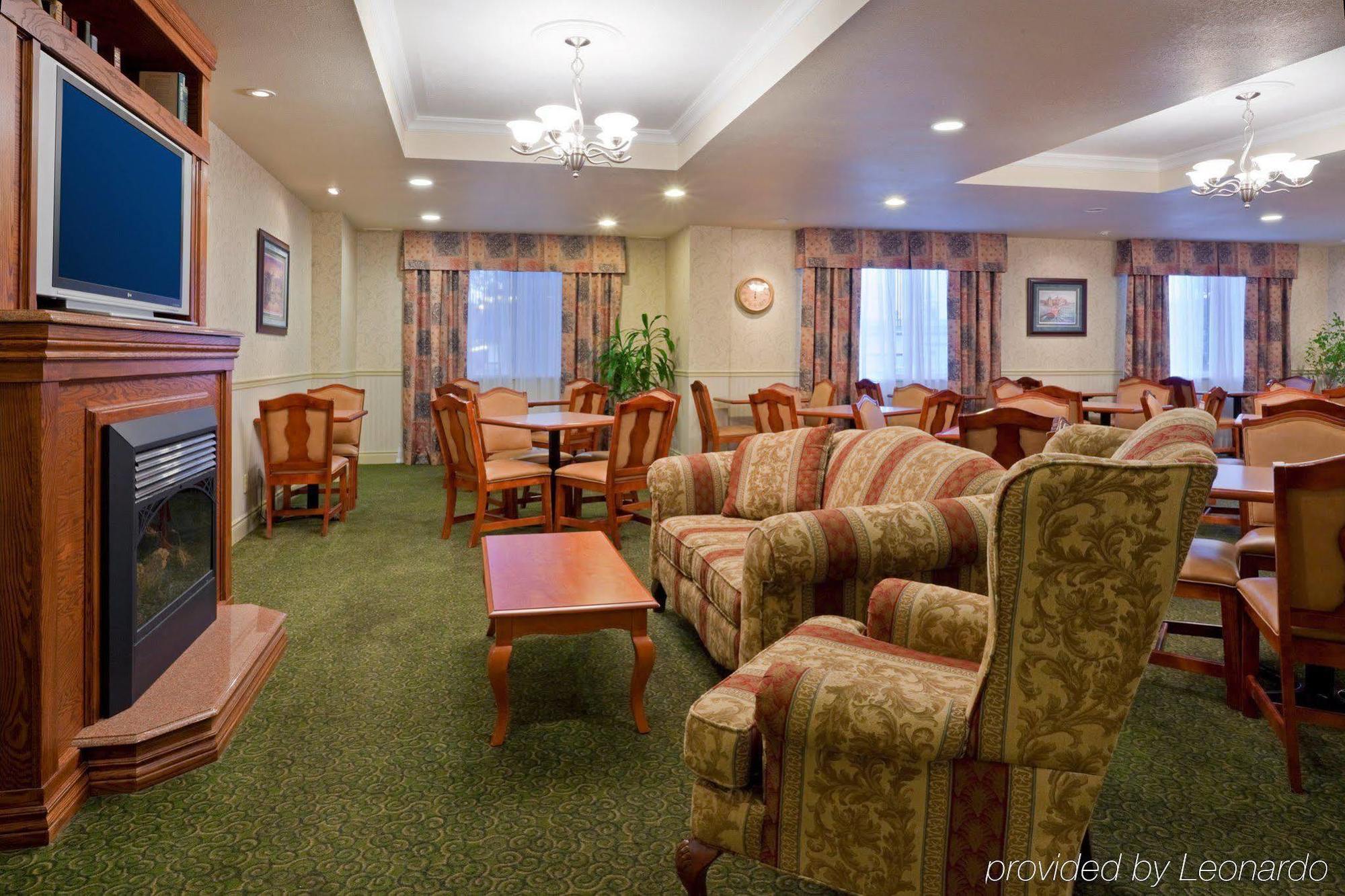 Holiday Inn Express Hotel & Suites 1000 Islands - Gananoque By Ihg Exterior foto