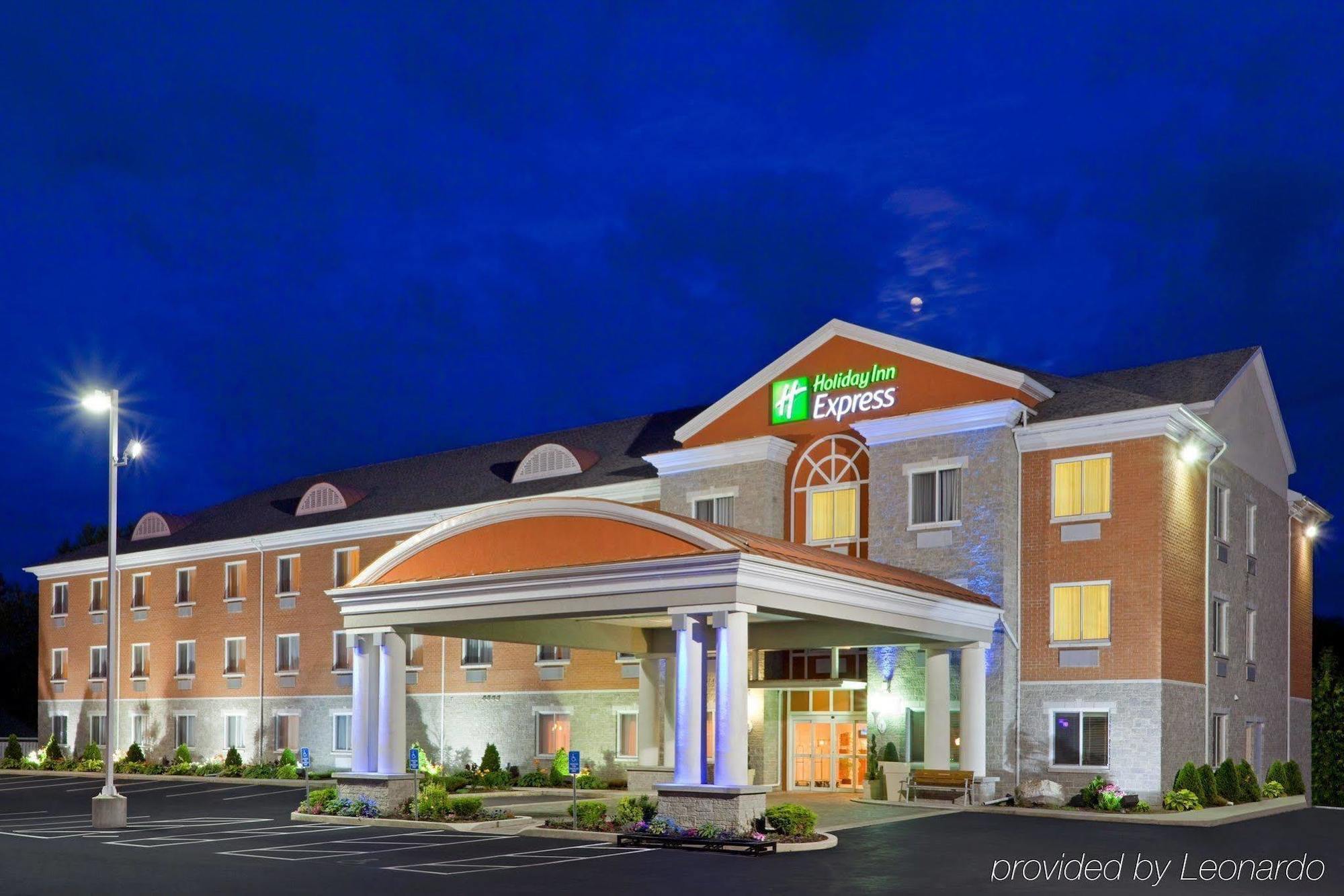 Holiday Inn Express Hotel & Suites 1000 Islands - Gananoque By Ihg Exterior foto