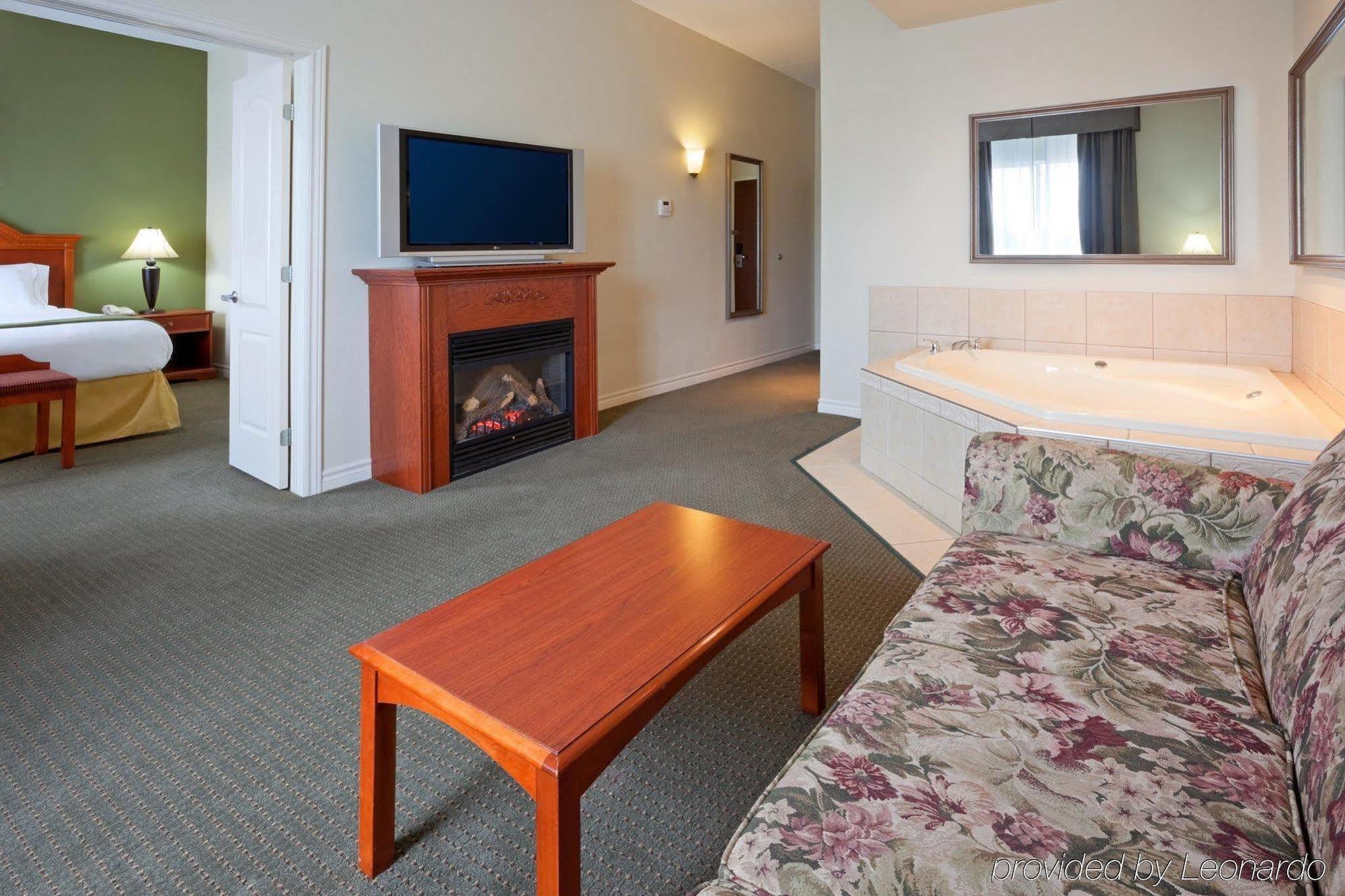 Holiday Inn Express Hotel & Suites 1000 Islands - Gananoque By Ihg Exterior foto