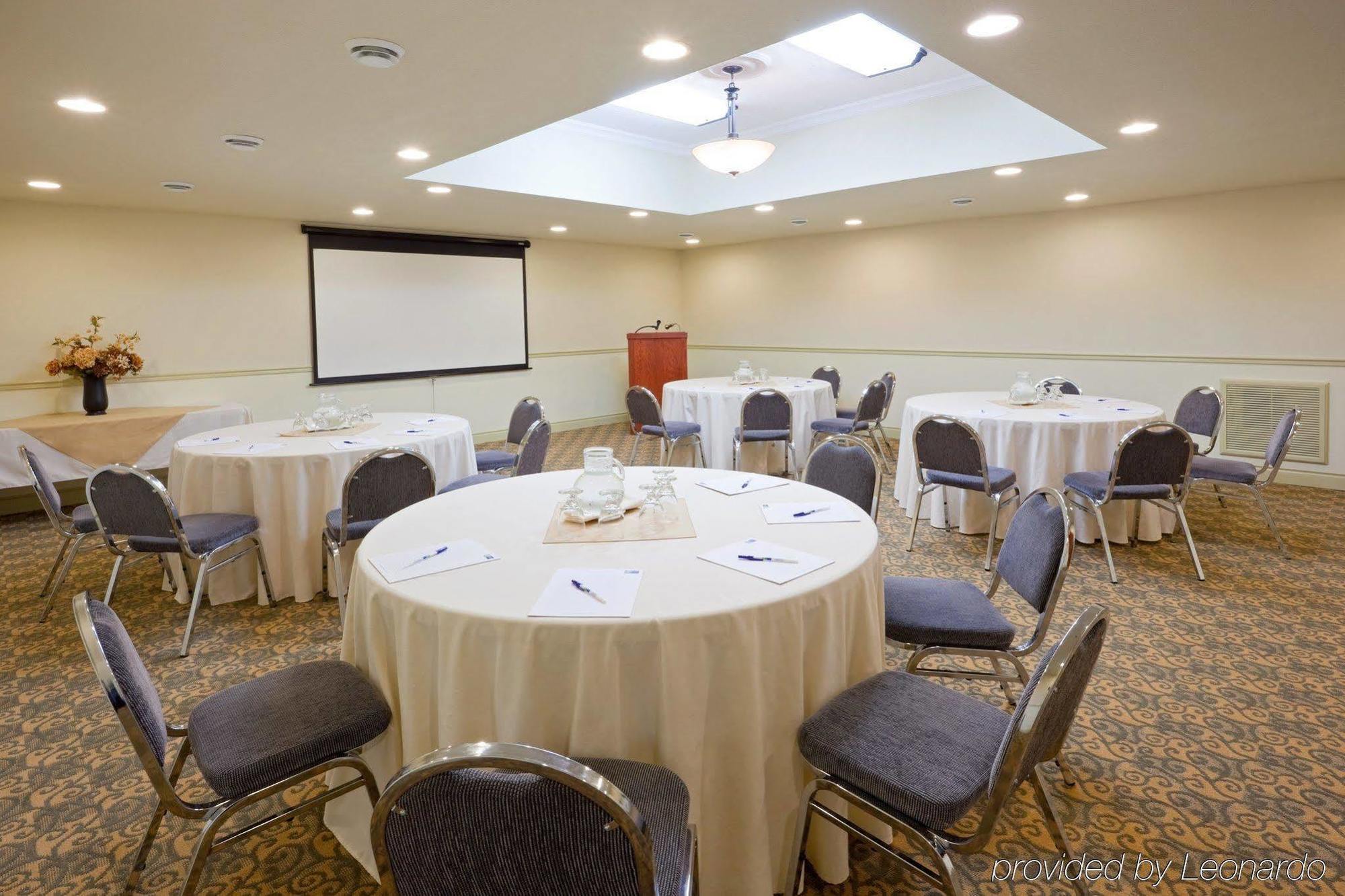 Holiday Inn Express Hotel & Suites 1000 Islands - Gananoque By Ihg Exterior foto
